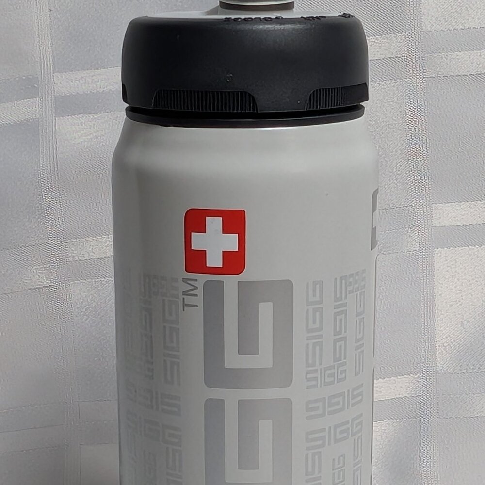 SIGG SWISS MADE METAL WATER BOTTLE SPORTS 0.6 LT SILVER AND WHITE LIDDED SPORTS